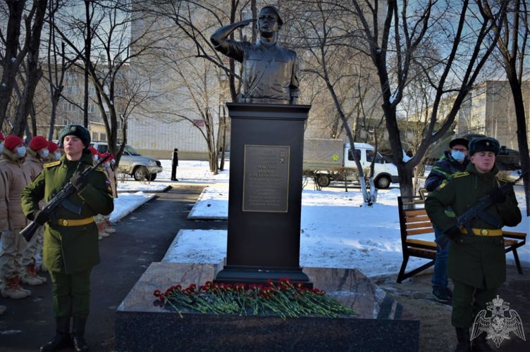 В Свободном открыли памятник офицеру войск правопорядка Герою России Ивану Маслову