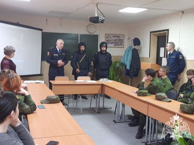 В Шимановске, Зее и Тамбовке сотрудники вневедомственной охраны Росгвардии провели уроки мужества для школьников.
