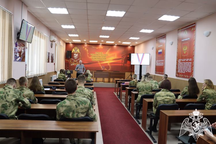 Профильный класс Росгвардии принял участие в акции «Своих не бросаем» и написали письма участникам специальной военной операции