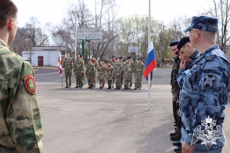 Для учащихся росгвардейских классов провели линейку с новой традицией