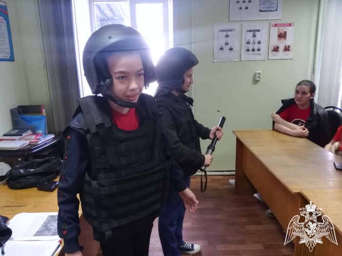 В Райчихинске сотрудники вневедомственной охраны провели  день открытых дверей для юнармейцев