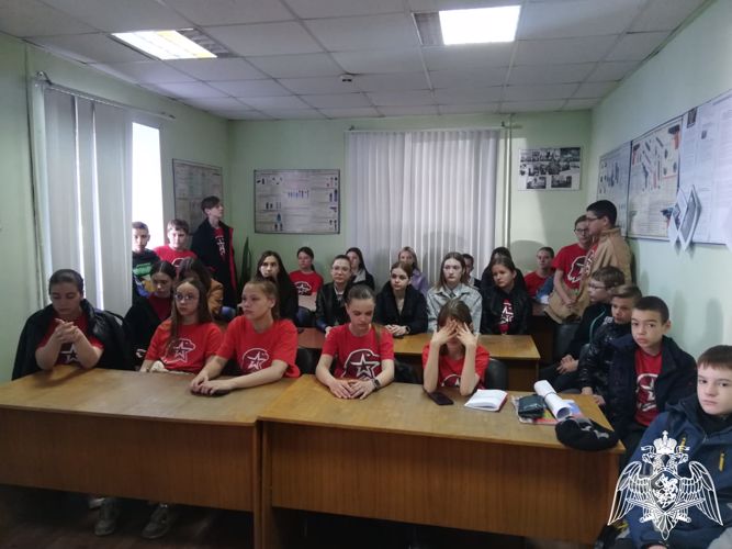 В Райчихинске сотрудники вневедомственной охраны провели  день открытых дверей для юнармейцев