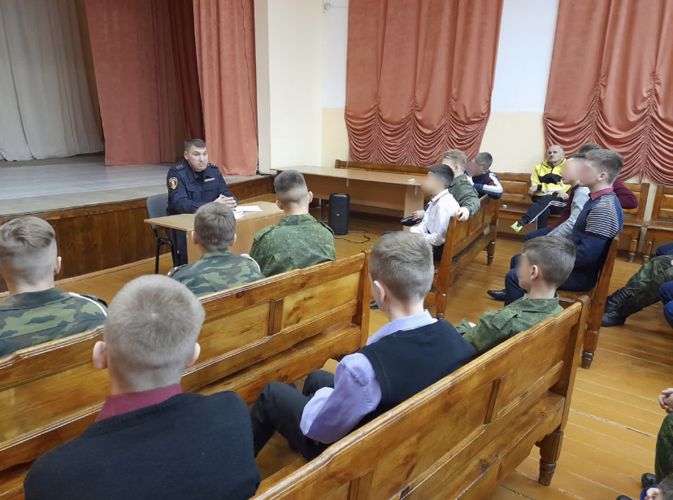 Сотрудники вневедомственной охраны Росгвардии встретились с воспитанниками Юхтинской спецшколы