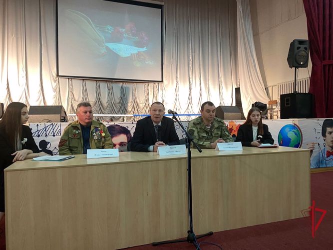 В День героев Отечества росгвардейцы встретились с учащимися образовательных учреждений