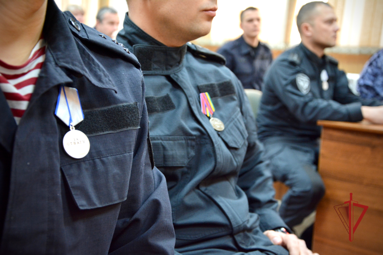 В Амурской области сотрудникам Росгвардии вручили медали "За отвагу"