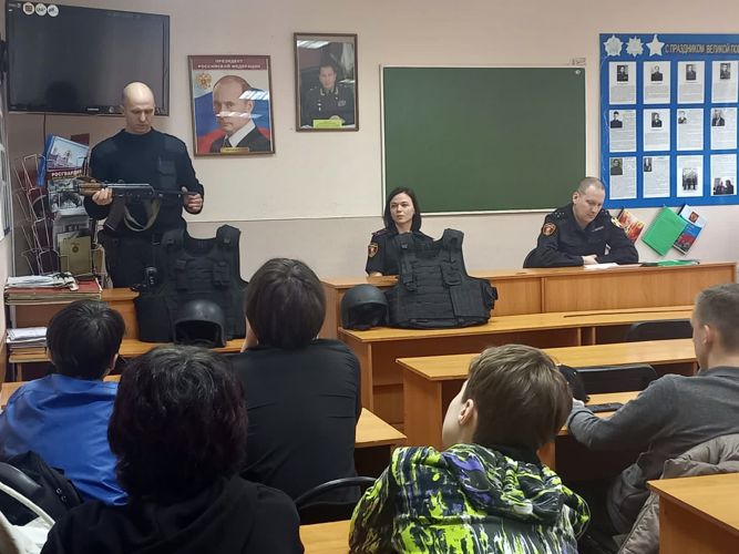 В рамках акции «Дни Росгвардии» сотрудники вневедомственной охраны провели со школьниками Амурской области ряд мероприятий