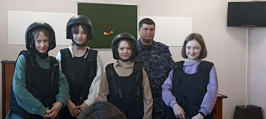 В рамках акции «Дни Росгвардии» сотрудники вневедомственной охраны провели со школьниками Амурской области ряд мероприятий