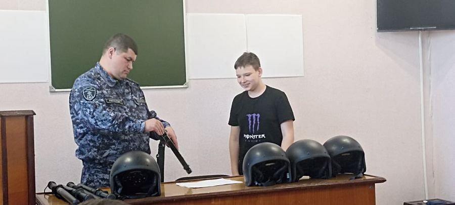 В рамках акции «Дни Росгвардии» сотрудники вневедомственной охраны провели со школьниками Амурской области ряд мероприятий