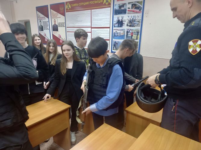 В рамках акции «Дни Росгвардии» сотрудники вневедомственной охраны провели со школьниками Амурской области ряд мероприятий