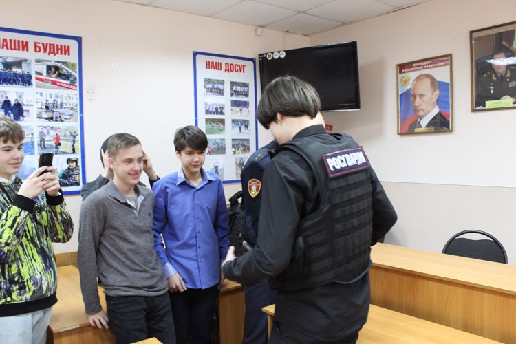 В рамках акции «Дни Росгвардии» сотрудники вневедомственной охраны провели со школьниками Амурской области ряд мероприятий