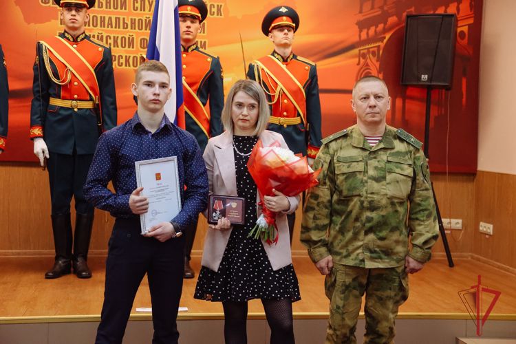 В Благовещенске прошла церемония передачи ордена Мужества семье погибшего сотрудника ОМОН и вручение государственных наград сотрудникам Росгвардии
