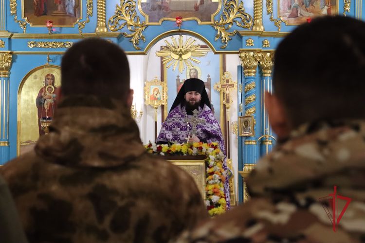 Сотрудники и военнослужащие Росгвардии в Благовещенске приняли участие в православном молебне о здравии сослуживцев
