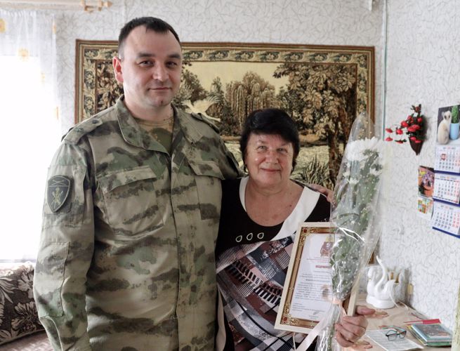 В Приамурье сотрудники Росгвардии поздравили с Международным женским днем матерей погибших сослуживцев