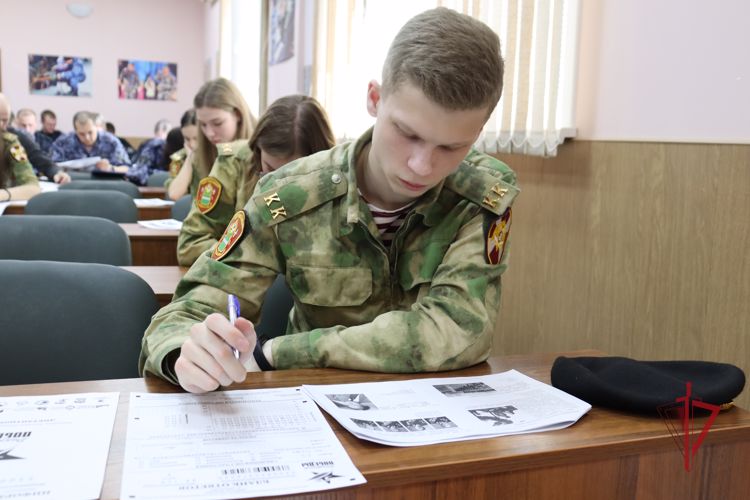 В Благовещенске росгвардейцы написали «Диктант Победы»