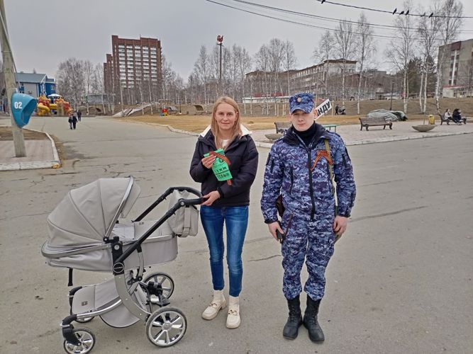 Сотрудники Росгвардии провели акцию «Георгиевская ленточка»