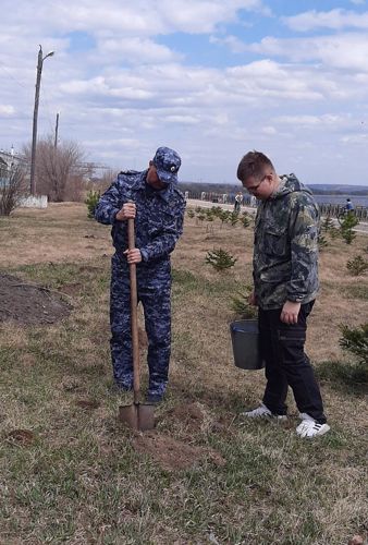 Сотрудники вневедомственной охраны приняли участие в акции «Сад памяти»