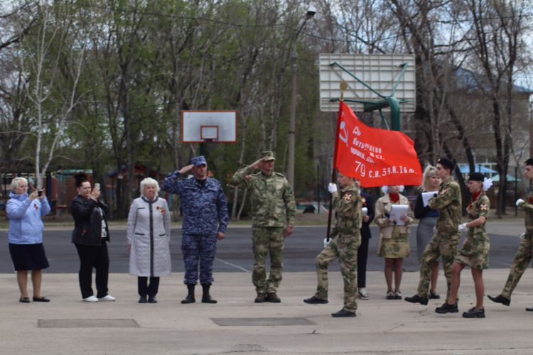 В Благовещенске сотрудники Росгвардии приняли участие в церемонии  выноса копии Знамени Победы