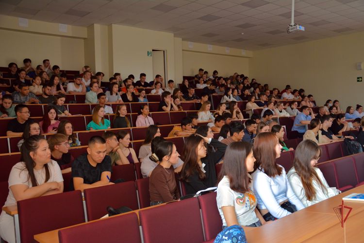 Командир специального отряда быстрого реагирования «Альтаир» выступил перед первокурсниками АГМА