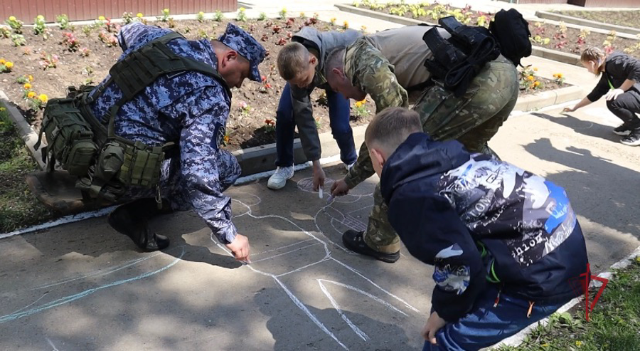 Росгвардейцы в Приамурье поздравили воспитанников и руководство социального учреждения с Днём защиты детей