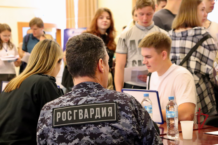 В Благовещенске сотрудники Росгвардии представили ведомство на Всероссийской ярмарке вакансий