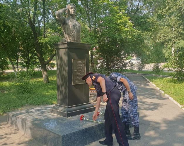 Сотрудники вневедомственной охраны Росгвардии почтили память  Героя России Ивана Маслова