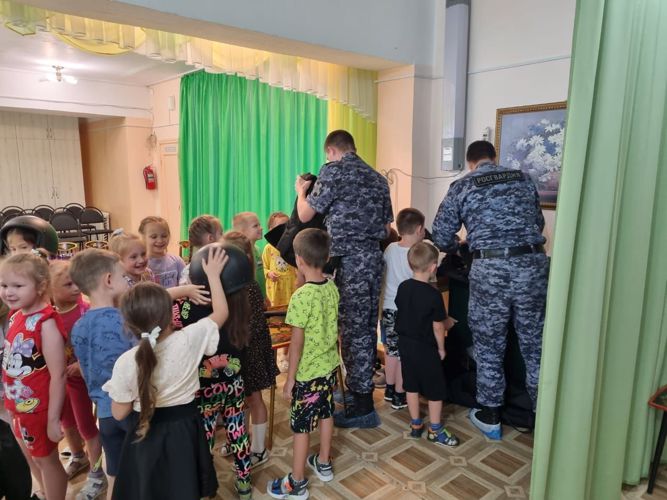 Сотрудники вневедомственной охраны Росгвардии Амурской области   провели завершающие тематические встречи в рамках акции «Каникулы с Росгвардией»