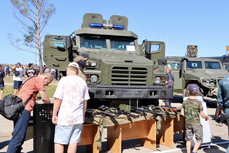 Управление Росгвардии по Амурской области приняло участие в патриотической акции «День Государственного флага Российской Федерации» 