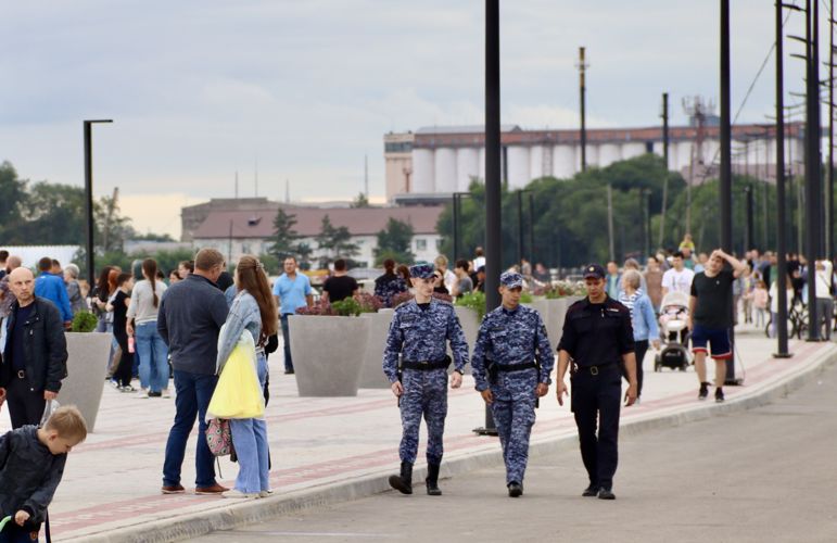 Сотрудники Росгвардии приняли участие в охране общественного порядка при проведении массовых мероприятий в городе Благовещенске