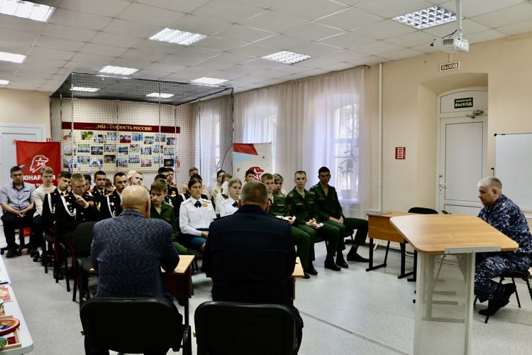 В рамках форума "Вперёд, ЮНАРМИЯ!" офицер Росгвардии рассказал школьникам о поступлении в ведомственные вузы