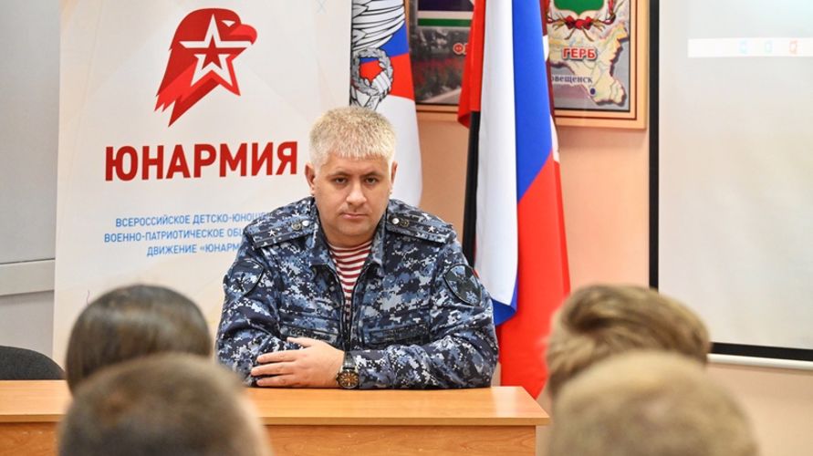 В рамках форума "Вперёд, ЮНАРМИЯ!" офицер Росгвардии рассказал школьникам о поступлении в ведомственные вузы