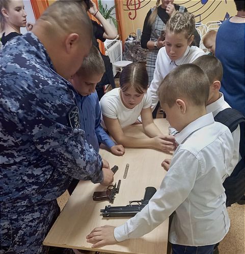 Накануне профессионального праздника сотрудники вневедомственной охраны Росгвардии провели встречи со школьниками и студентами общеобразовательных учреждений региона
