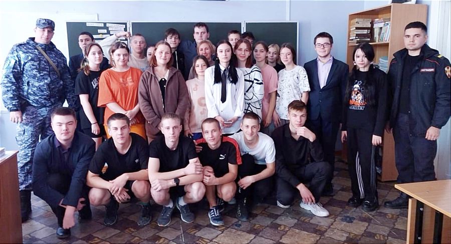 Накануне профессионального праздника сотрудники вневедомственной охраны Росгвардии провели встречи со школьниками и студентами общеобразовательных учреждений региона