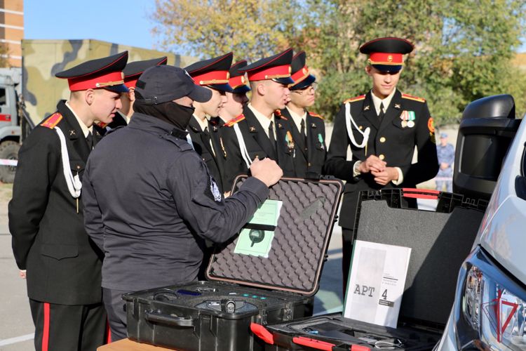 Росгвардейцы провели День открытых дверей для учащихся профильного класса Росгвардии и воспитанников Амурского кадетского корпуса