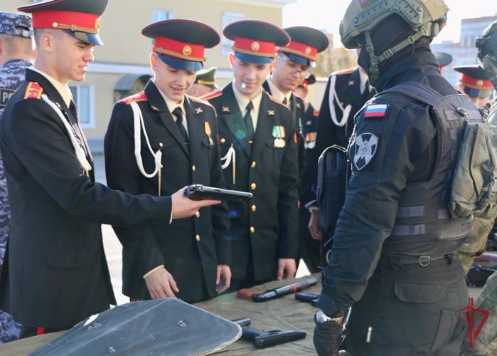 Росгвардейцы провели День открытых дверей для учащихся профильного класса Росгвардии и воспитанников Амурского кадетского корпуса