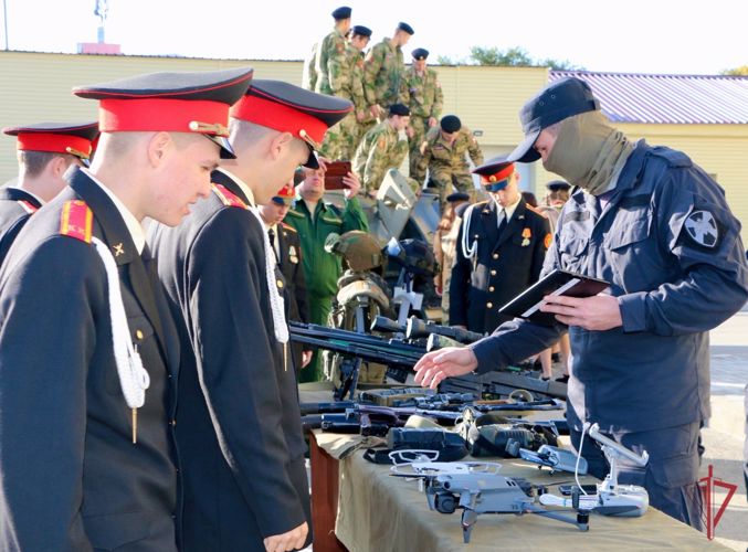 Росгвардейцы провели День открытых дверей для учащихся профильного класса Росгвардии и воспитанников Амурского кадетского корпуса