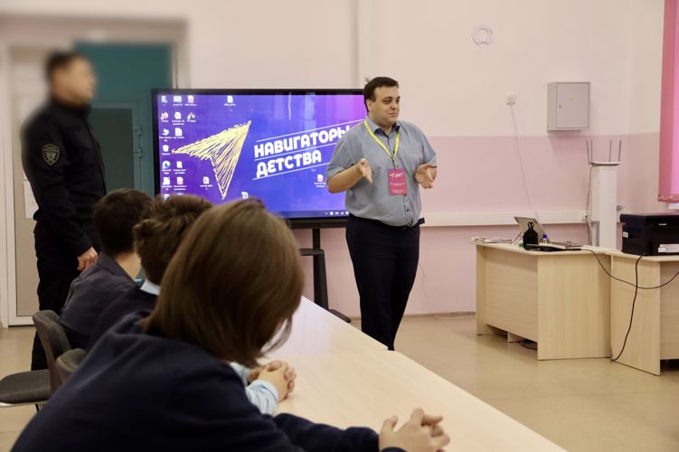 Урок мужества  провел для благовещенских школьников сотрудник спецназа Росгвардии