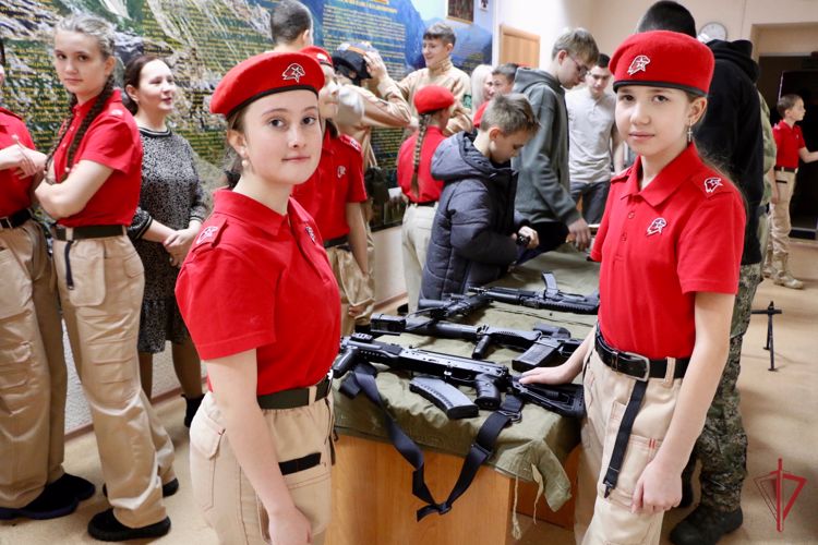 В Благовещенске сотрудники Росгвардии встретились с Юнармейцами и студентами Амурской государственной медицинской академии