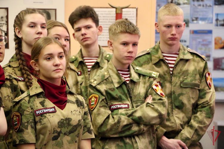 Учащиеся профильного класса Росгвардии посетили Музейно-выставочный центр Главного управления МЧС