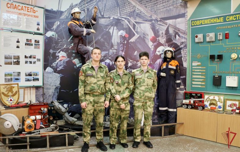 Учащиеся профильного класса Росгвардии посетили Музейно-выставочный центр Главного управления МЧС