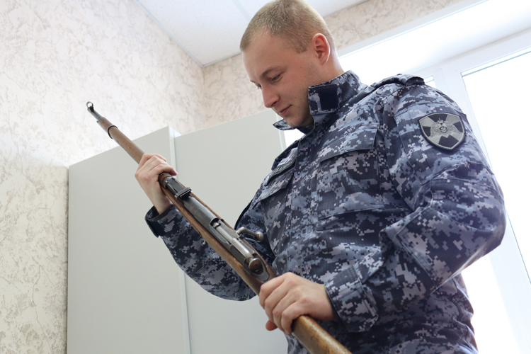 В связи с наступающими новогодними праздниками сотрудники Росгвардии напоминают об ответственности владельцев оружия