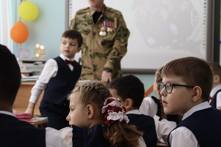 Сотрудник Росгвардии провел патриотический урок для учащихся Благовещенской 1-й Гимназии 