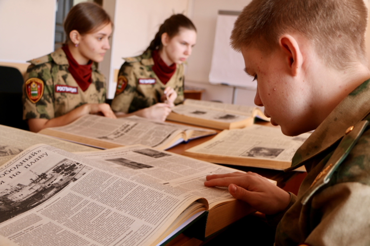 Учащиеся профильного класса Росгвардии провели архивно-поисковую работу в преддверии 55-летия подразделения лицензионно-разрешительной работы