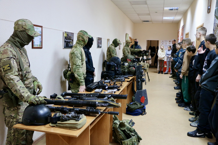 В предверии Дня Защитника Отечества воспитанники спортивно - патриотического клуба «Машина» побывали на экскурсии в спецподразделении Росгвардии 