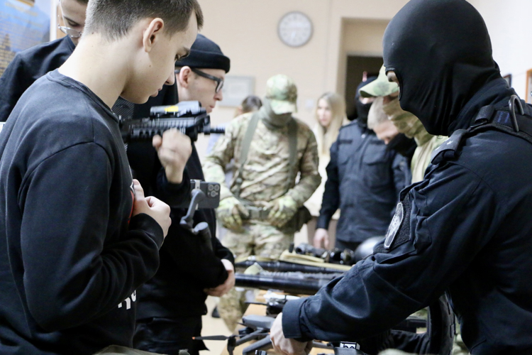 В предверии Дня Защитника Отечества воспитанники спортивно - патриотического клуба «Машина» побывали на экскурсии в спецподразделении Росгвардии 