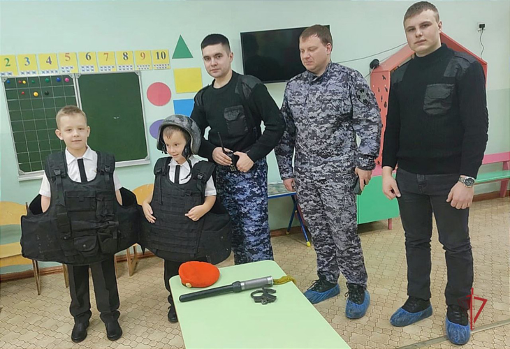 Сотрудники Зейского филиала вневедомственной охраны Росгвардии провели урок Мужества для воспитанников детского сада