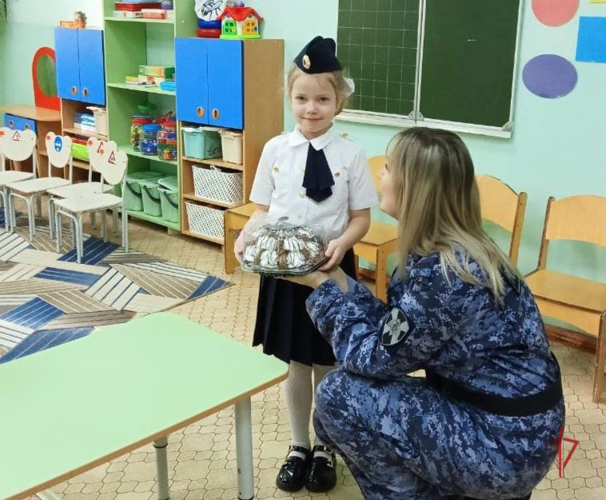 Сотрудники Зейского филиала вневедомственной охраны Росгвардии провели урок Мужества для воспитанников детского сада