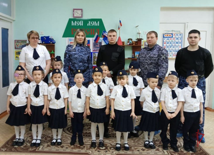 Сотрудники Зейского филиала вневедомственной охраны Росгвардии провели урок Мужества для воспитанников детского сада