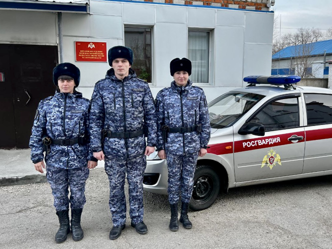 В городе Шимановске сотрудники вневедомственной охраны Росгвардии спасли людей из горящего дома
