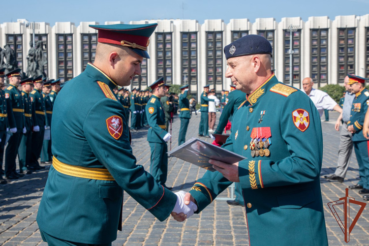 Генерал-полковник Алексей Воробьёв поздравил выпускников Санкт-Петербургского военного института Росгвардии