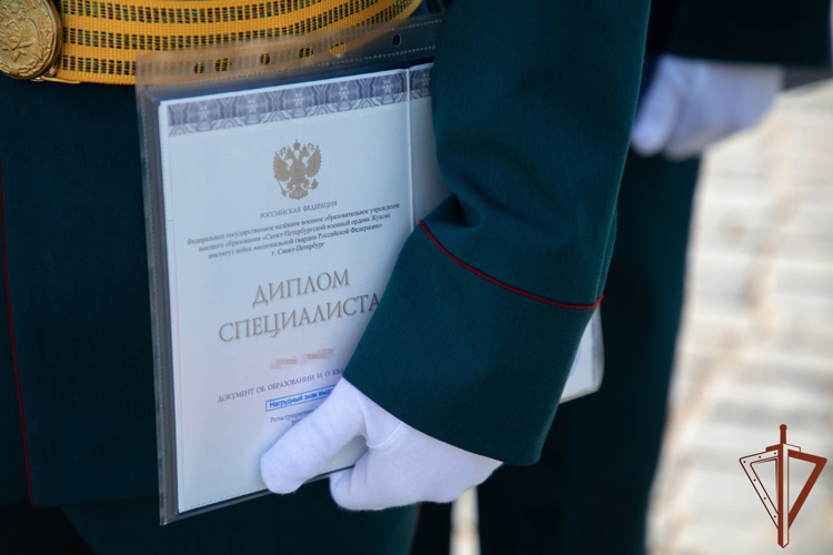 Генерал-полковник Алексей Воробьёв поздравил выпускников Санкт-Петербургского военного института Росгвардии